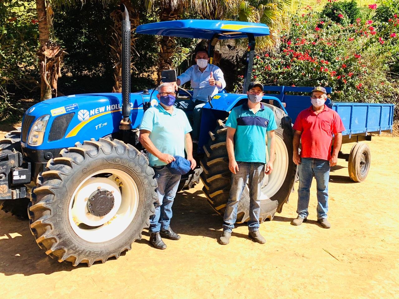 Entrega à Associação dos Produtores Rurais de Alto Calçado máquinas e